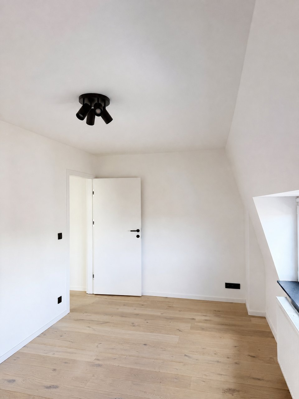 Slaapkamer met gemonteerde armatuur en aansluitpunten in Burcht