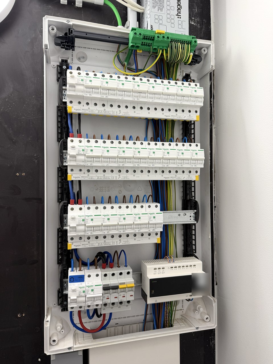 Overzichtelijk verdeelbord van de vernieuwde elektrische installatie in Burcht