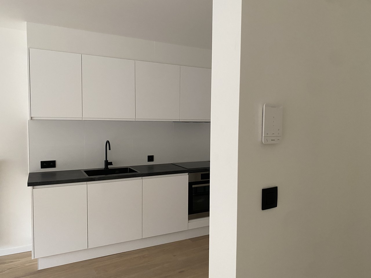 Elektrische afwerking in de keuken van een tweede gerenoveerd appartement