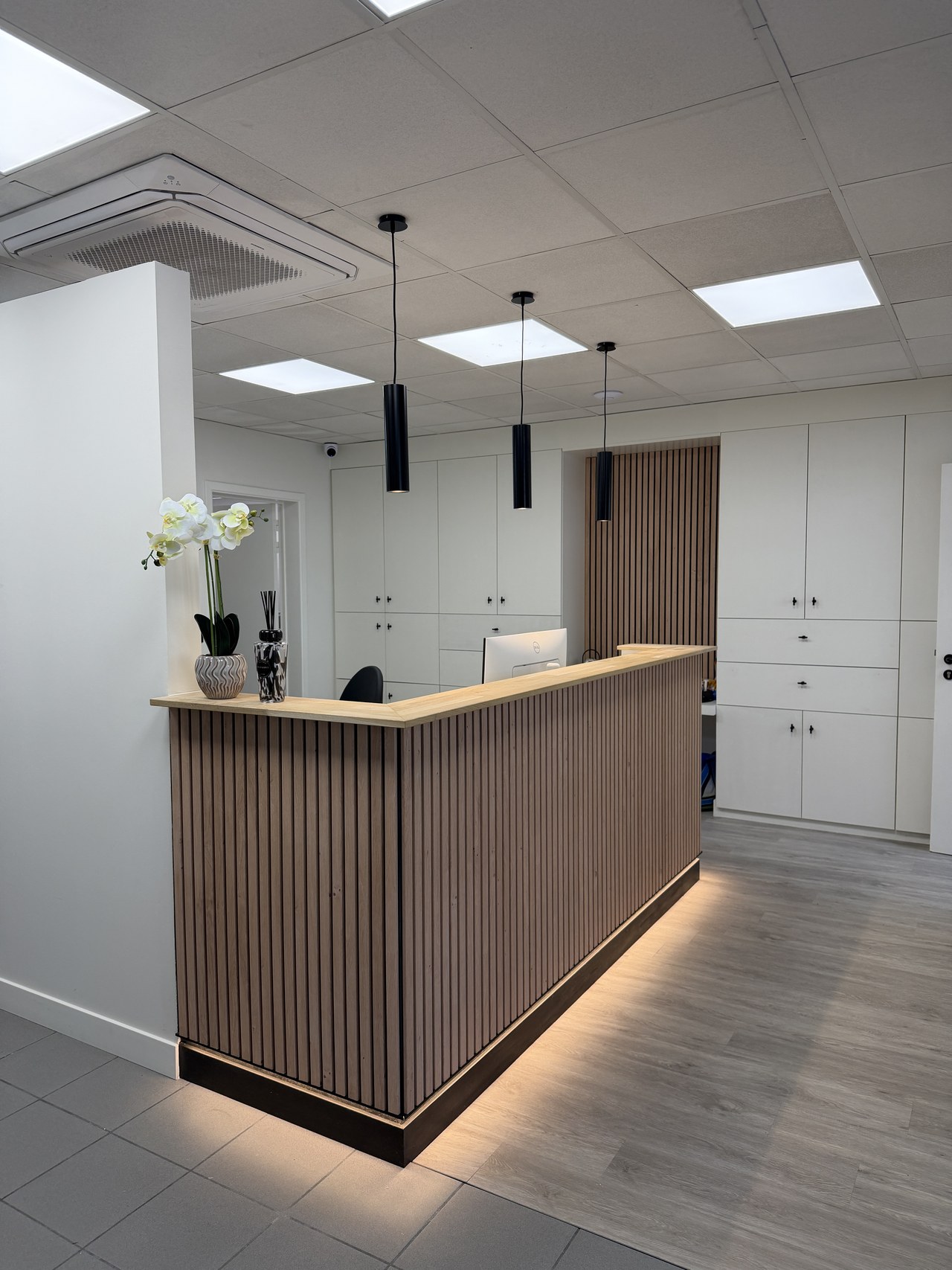 Ontvangstbalie met dimbare LED-strip en Loxone-integratie