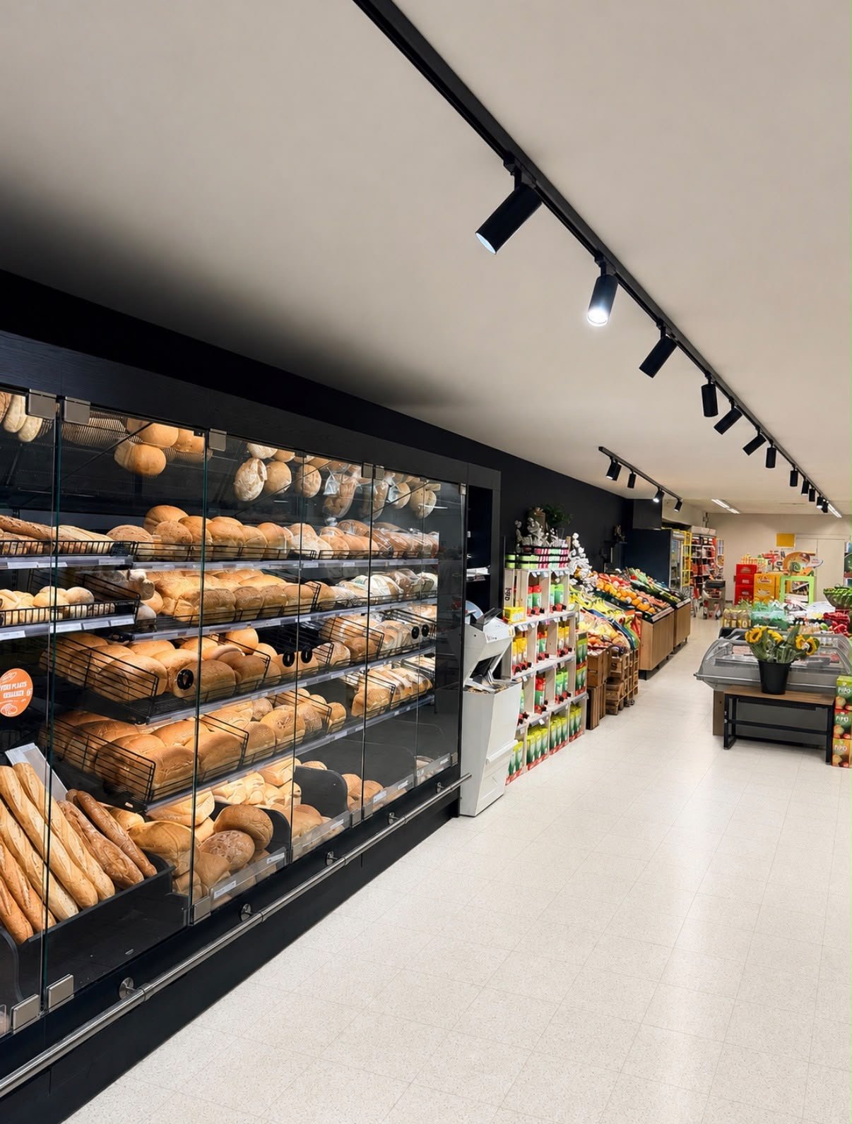Winkelruimte met zwarte trackrails en richtbare spots boven de productpresentatie