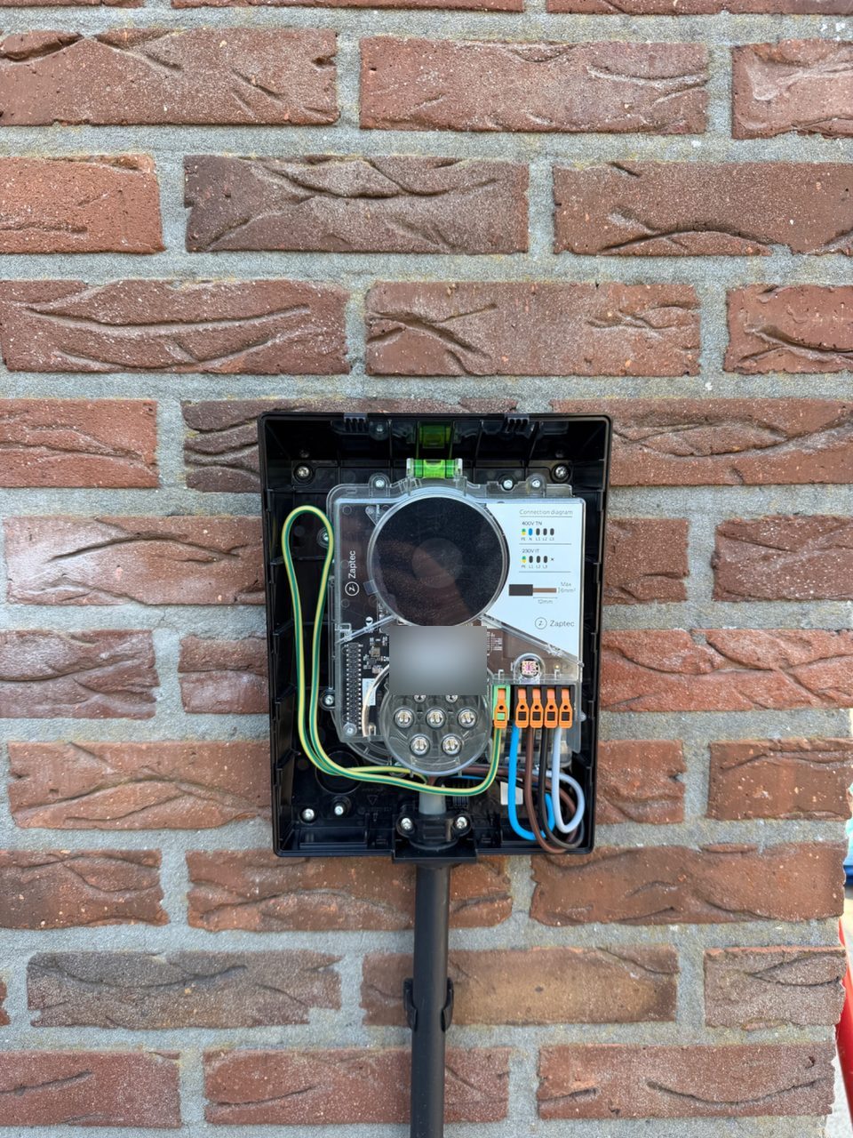 Technische aansluiting zorgvuldig uitgevoerd, zonder zichtbare installatiegegevens.
