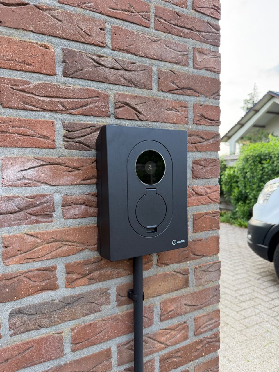Zaptec laadpaal gemonteerd op gevel aan oprit