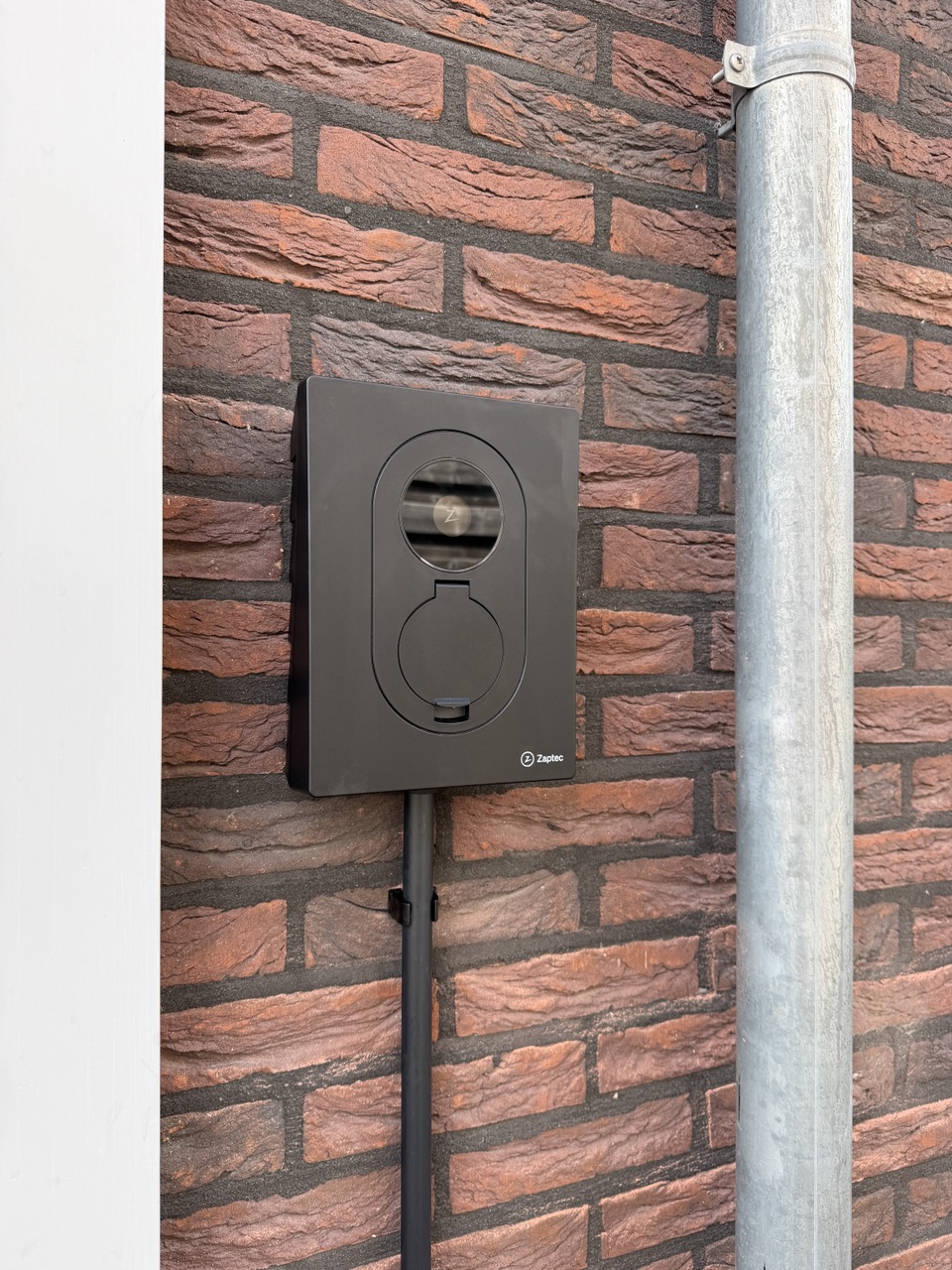 Monofasige Zaptec laadpaal met RFID-toegang aan een woning in Geel