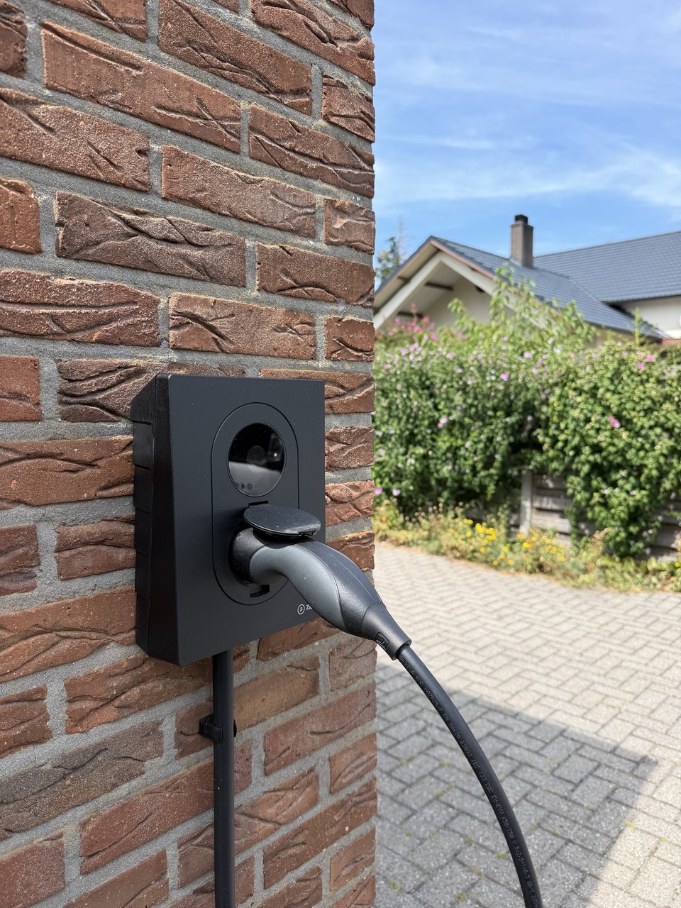 Zaptec laadpaal op de gevel met slimme load balancing